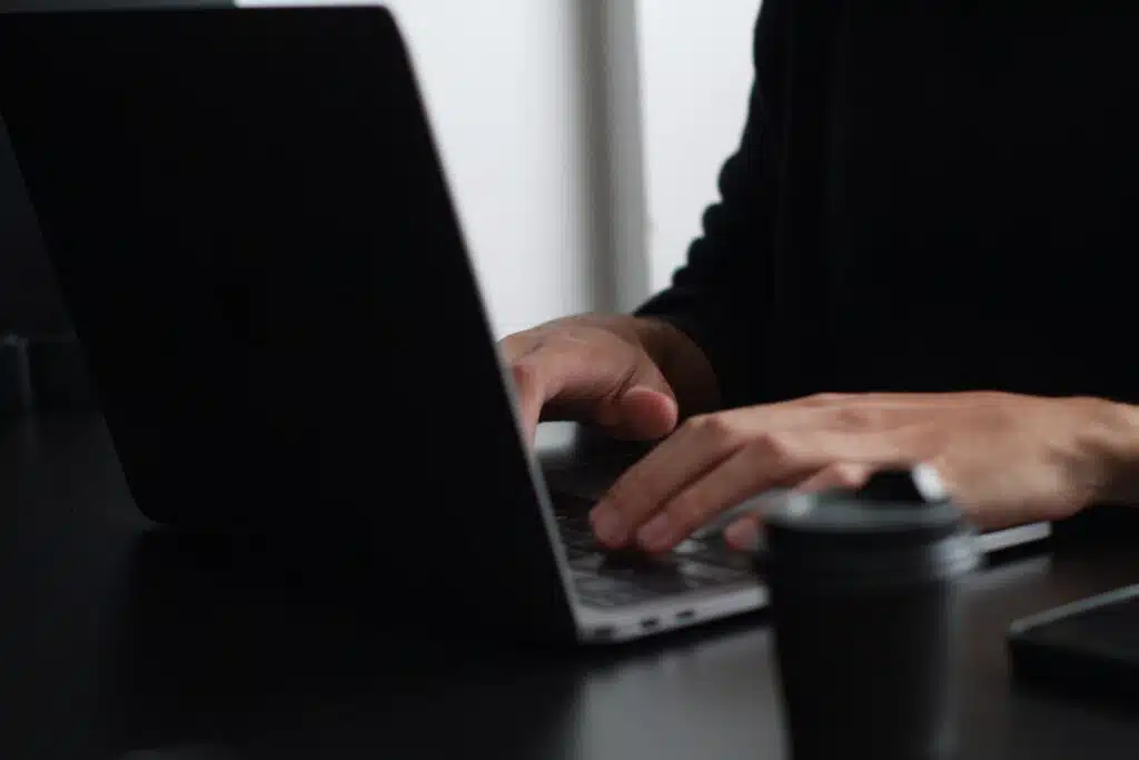 Porque a O!Job é a Melhor Agência de Marketing Digital no RJ A O!Job, com mais de 5 anos de experiência no Rio de Janeiro, tem se destacado como referência local em SEO, tráfego pago, Google Meu Negócio, criação de sites e gestão de mídias sociais. Reconhecida como uma das principais agências da Zona Oeste (Barra da Tijuca e Centro) ojob.com.br, a empresa já atendeu mais de 350 clientes e realizou 155 projetos com 100 % de sucesso. Expertise Local: SEO e Google Meu Negócio Investir em SEO local e Google Meu Negócio é essencial para ganhar destaque no RJ. A O!Job aplica técnicas avançadas de SEO—como otimização de palavras-chave, auditagem de site, link building e conteúdo local—para garantir sua empresa na primeira página do Google da região. O resultado? Mais visibilidade, leads e negócios. Tráfego Pago: Google Ads & Meta Ads Com campanhas segmentadas via Google Ads e Meta Ads, a O!Job oferece tráfego qualificado para aumentar leads e vendas rapidamente. A inteligência de targeting local é usada para alcançar o público certo no momento certo. Criação de Site com Foco em Conversão A O!Job desenvolve sites modernos, responsivos e otimizados para transformação digital. Cada site é projetado para converter visitas em ações: orçamentos, compras e contatos. Além disso, integra-se às melhores práticas de SEO e usabilidade. Gestão de Mídias Sociais Profissional Do planejamento editorial às campanhas pagas nas redes (Instagram, Facebook, LinkedIn), a agência cria conteúdos criativos que engajam o público carioca. Fotografia, vídeos e design estratégico fortalecem autoridade de marca e comunidade online . Serviços O!Job – Soluções Integradas para Empresas no RJ 1. SEO Local e Google Meu Negócio * Otimização de perfil e conteúdo local * Link building geolocalizado * Acompanhamento de rankings e relatórios mensais 2. Tráfego Pago (Google Ads & Meta Ads) * Campanhas segmentadas por bairro, cidade e interesse * Testes A/B, análise de performance e otimização contínua 3. Criação de Sites e Lojas Virtuais * Design responsivo e velocidade otimizada * Integração com SEO, formulário de contato, e-commerce 4. Social Media Management * Calendário de publicações, criação de reels, posts e stories * Estratégia de conteúdo para engajamento orgânico * Monitoramento de métricas e ajustes mensais 5. Branding e Identidade Visual * Desenvolvimento de logotipo, papelaria, branding digital * Fortalecimento de imagem com foco no mercado carioca Por que escolher a O!Job no Rio de Janeiro? * Especialização em SEO local: resultado comprovado na busca por empresas do RJ * Resultados comprovados: casos de sucesso como Dermobarra, Shell Select, Café Costa * Atendimento personalizado: planos sob medida e comunicação direta com o cliente * Equipe completa: profissionais de SEO, mídia paga, design e social media * Base local estratégica: atuação na Barra da Tijuca, Zona Oeste e Centro, com conhecimento do mercado regional ojob.com.br Depoimentos de Clientes Felizes “Com a ajuda deles, nossa presença online cresceu significativamente… A equipe foi incrível!” – Dra Graça, Clínica Dermobarra  “A O!Job me ajudou a aumentar nossa visibilidade online e melhorar nosso SEO… Super recomendo!” – FitGlow (E‑commerce) Passo a Passo para Contratar a O!Job no RJ 1. Diagnóstico gratuito: análise de site, redes e presença local 2. Proposta personalizada: soluções feitas sob medida para sua realidade 3. Implantação rápida: cronograma transparente (sites em 7–15 dias; campanhas, SEO e redes em 30–60 dias). 4. Monitoramento constante: relatórios mensais de performance e ROI 5. Ajustes contínuos: adaptações com base em dados e tendências locais Otimizando seu Conteúdo: Dicas de SEO Local no RJ * Palavra-chave principal: “agência de marketing digital Rio de Janeiro” * Palavras de cauda longa: “melhor agência de marketing digital na Barra da Tijuca” * Inclua nome de bairros (Tijuca, Copacabana, Botafogo) nos títulos e parágrafos * Use marcações como: 