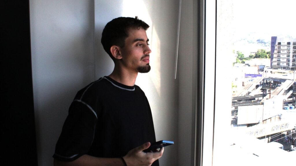 Profissional usando o celular para acompanhar campanhas e a origem de acessos no marketing digital