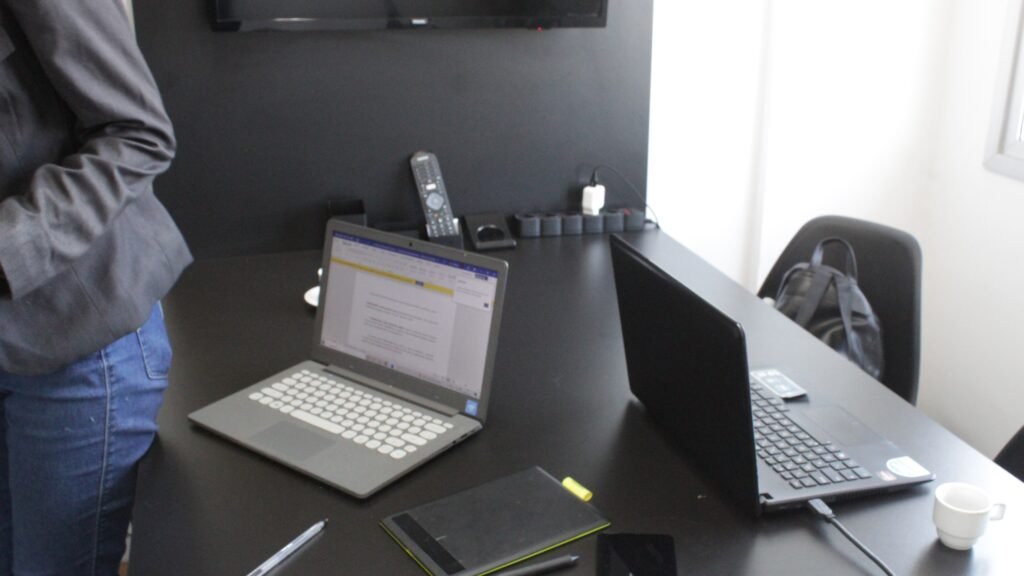 Profissional analisando contatos e oportunidades em um computador para organizar leads no CRM