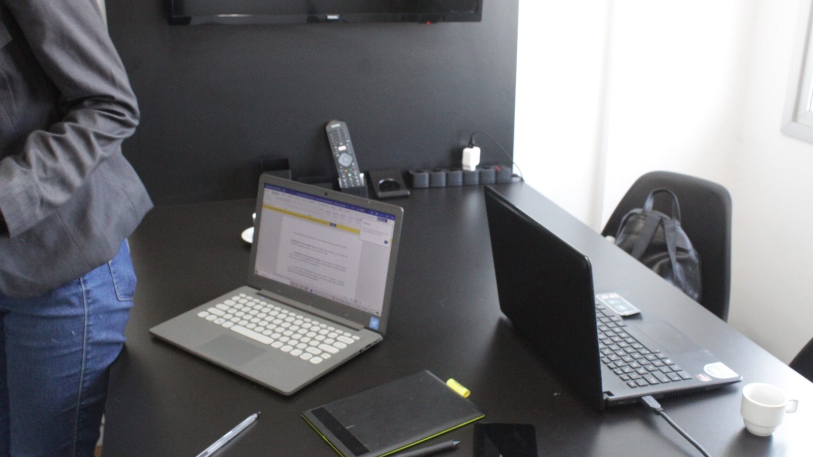 Profissional analisando contatos e oportunidades em um computador para organizar leads no CRM