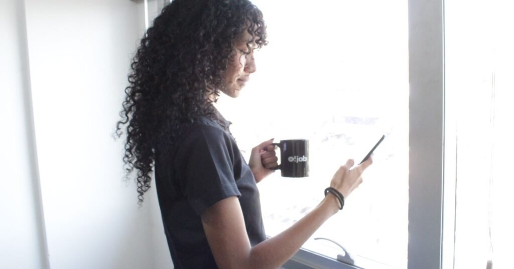 Profissional usando o celular para responder contatos gerados pelo site