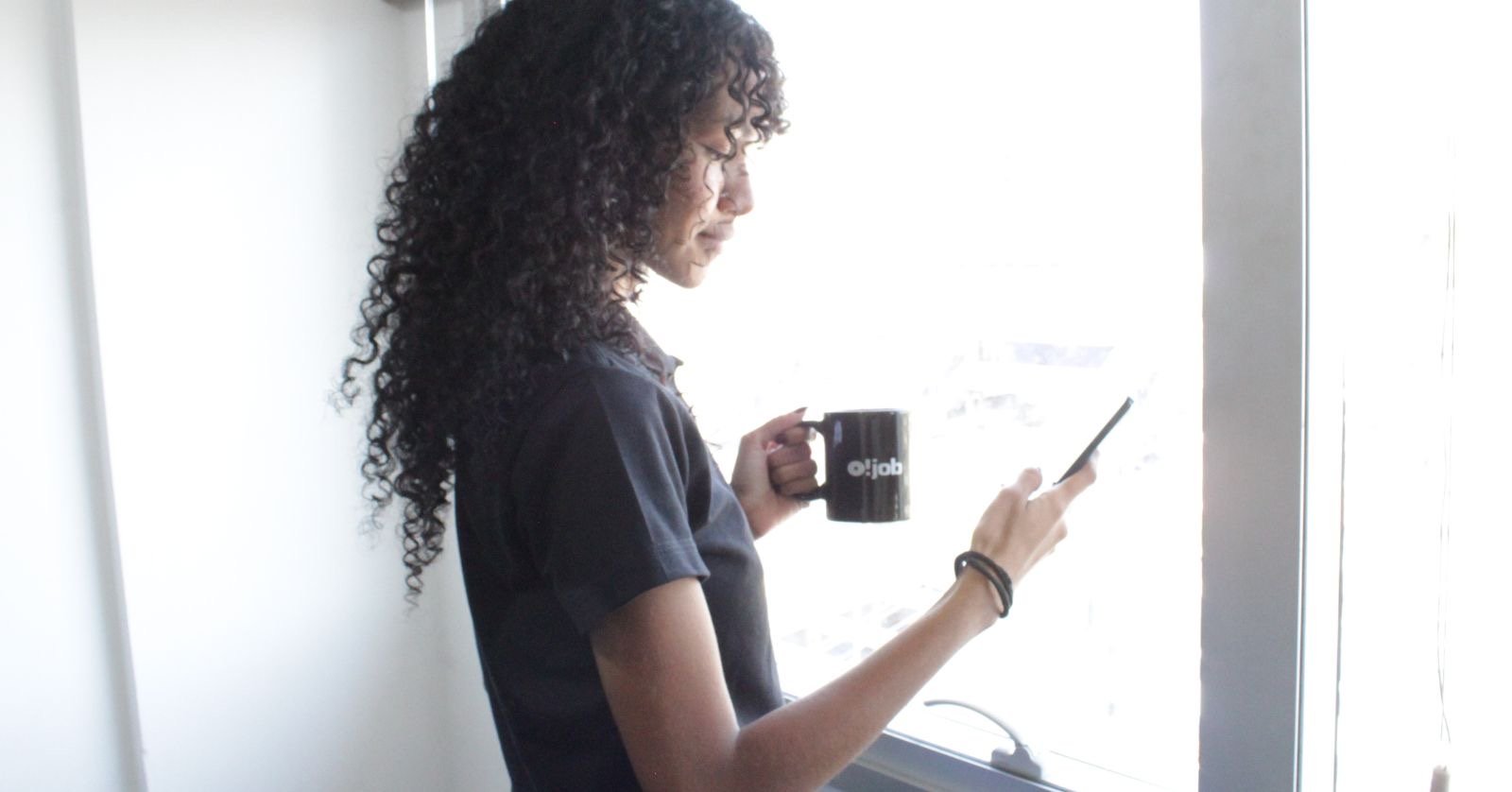 Profissional usando o celular para responder contatos gerados pelo site