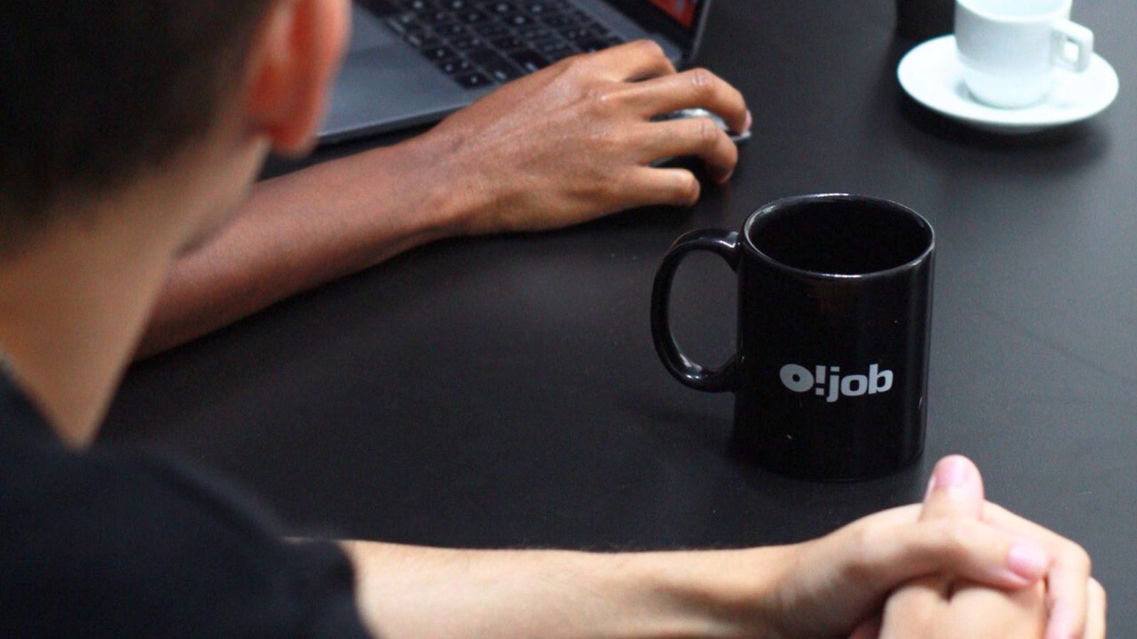 Equipe analisando a jornada digital de clientes em uma mesa de trabalho