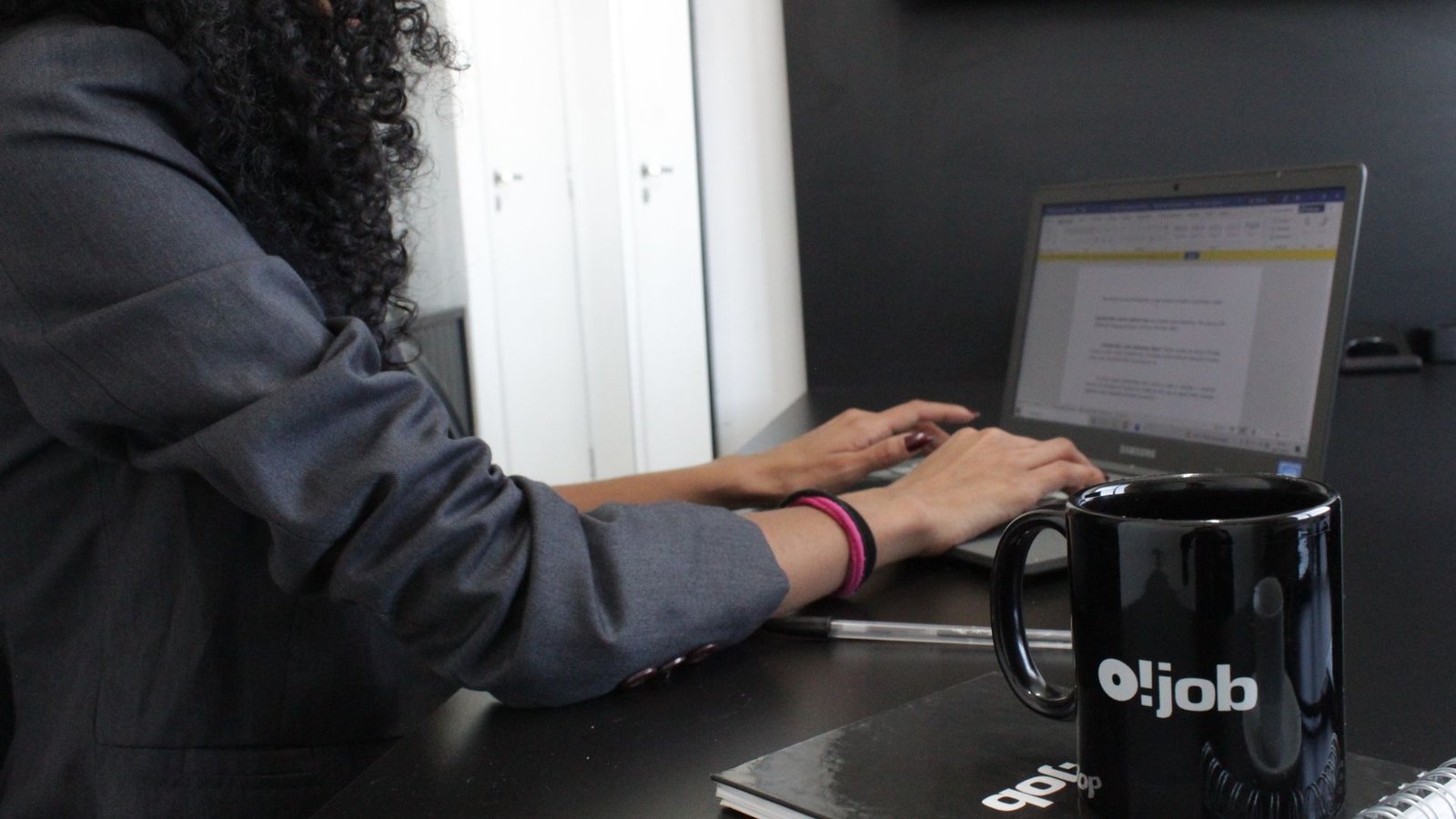 Profissional analisando sinais de interação digital em um notebook no escritório da O!Job