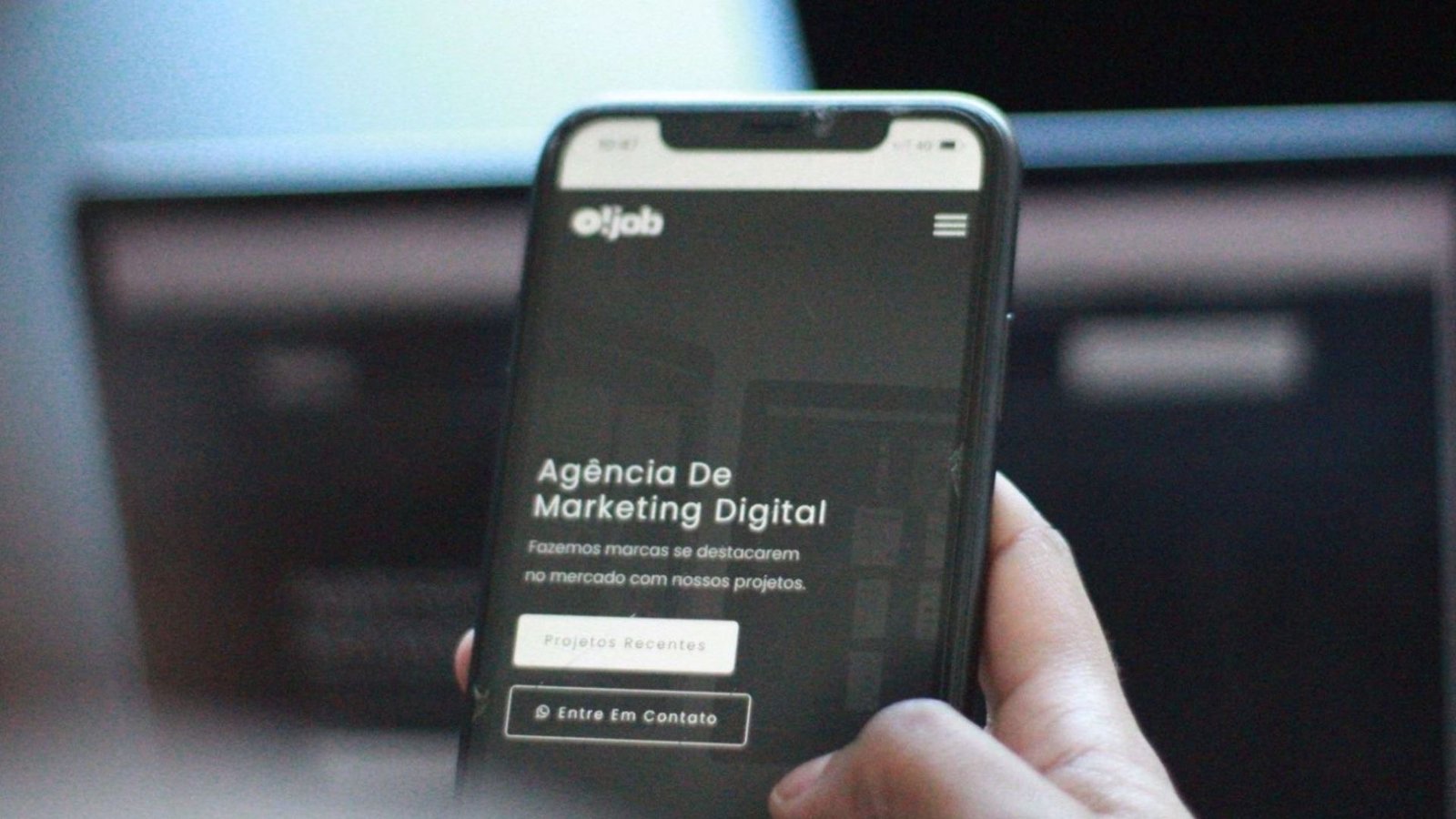 Pessoa visualizando no celular a apresentação de serviços da O!Job