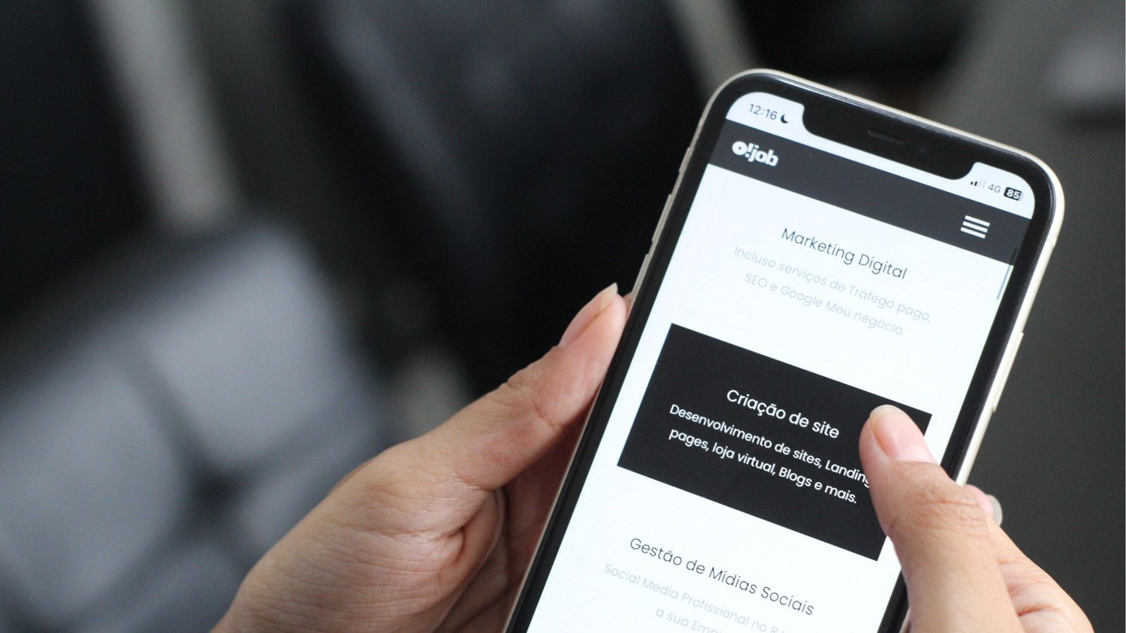 Profissional visualizando informações de marketing digital em um smartphone para qualificar oportunidades