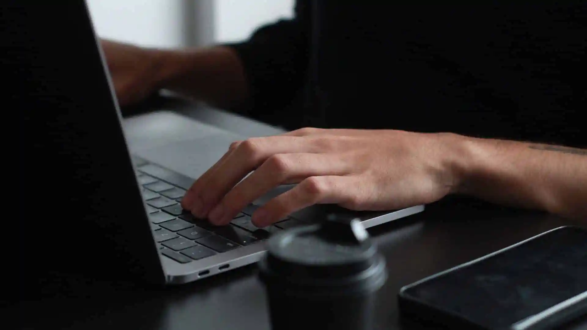 Profissional analisando dados de marketing digital em um notebook para identificar gargalos no funil